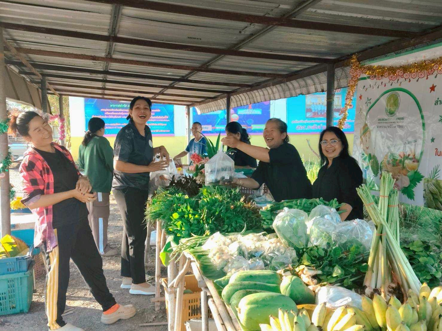 title - ร่วมกับวิสาหกิจชุมชนเกษตรกรผู้ปลูกฝรั่งบ้านเฮา และคณะครู สกร.อำเภอหนองเสือ จัดกิจกรรม 